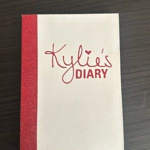 Brand new, you never used the Kylie’s diary palette.